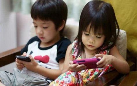 孩子要玩手机家长不用制止，两步解决成瘾问题，主动放下手机